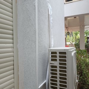 יחידת מיזוג אוויר מותקנת על קיר חיצוני