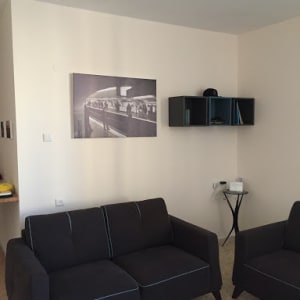 תמונה בשחור לבן של רכבת על הקיר