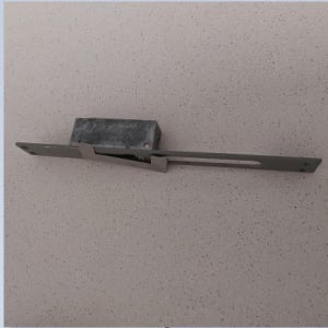 חלק מתכת מלבני עם חור ובליטה