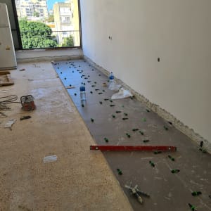 ריצוף חדש עם פלס וכלי עבודה על הרצפה