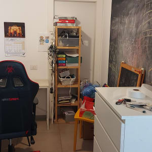 לוח גיר עם כתיבה, מברשת צבע על שולחן