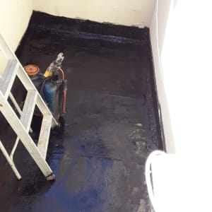 משטח אטום בזפת עם בלון גז וסולם