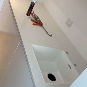 משטח שיש עם כיור וכלי עבודה