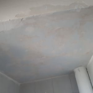 תקרה מתקלפת עם סימני רטיבות וצבע מתקלף