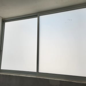 חלון אלומיניום עם מסגרת אפורה