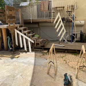 עבודות עץ בגינה עם מסור חשמלי ומבנה עץ