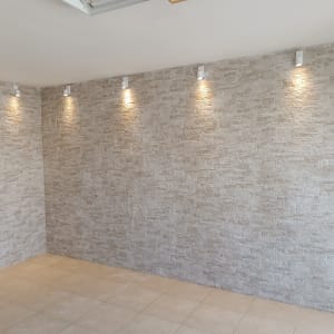 קיר אבן עם תאורה מובנית בתהליך שיפוץ