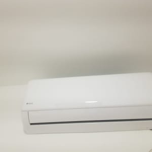 יחידת מיזוג אוויר לבנה מותקנת על קיר