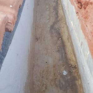 תעלת איטום בין קיר לגג רעפים