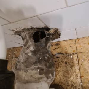 צינור שבור עם חור בקיר