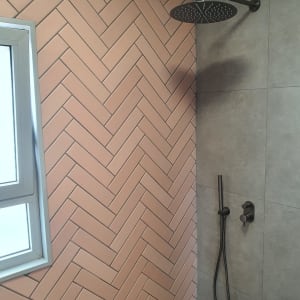 מקלחת עם אריחים בזווית וברז שחור