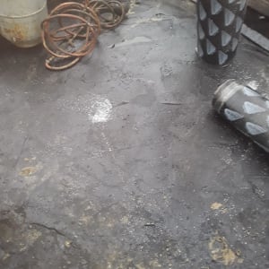 מיכל גז וצינורות על גג אטום בזפת