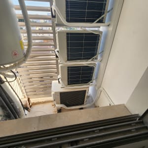 יחידות חיצוניות של מזגנים מותקנות על קיר חיצוני