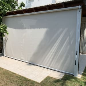 סוכך בד לבן תלוי על מסגרת מתכת