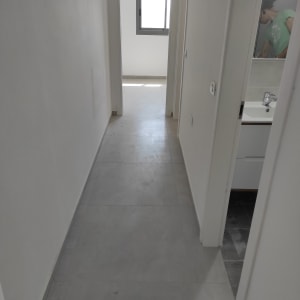 אדם מנקה כיור בחדר אמבטיה