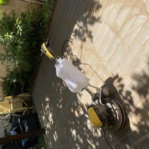 מכונת ליטוש על דק עץ בגינה