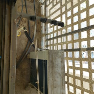 רשת מתכת על חלון למניעת כניסת יונים