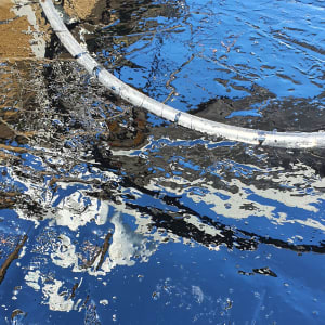 משטח אטום בזפת עם צינור גומי