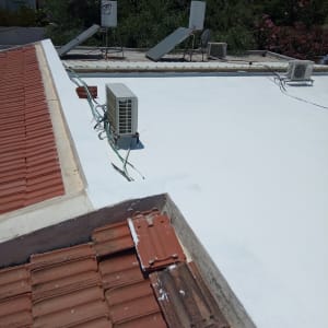 גג אטום בלבן עם מזגנים וצינורות