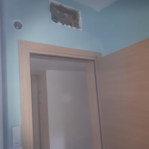 קיר צבוע בכחול עם חור מלבני