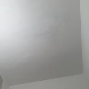 תקרה צבועה בלבן עם סימני מריחה קלים