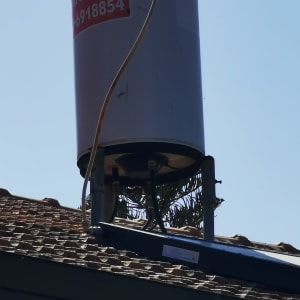 הצינור הישן (פלסטי) דלף בשני קצותיו הוחלף בצינור נחושת