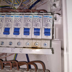 מפסקי חשמל עם חוטים צבעוניים בלוח חשמל