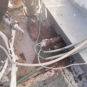 אדם משתמש באקדח סיליקון לאיטום חיבורים