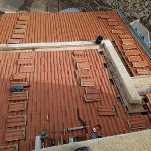 גג רעפים עם כלים ועבודות תיקון