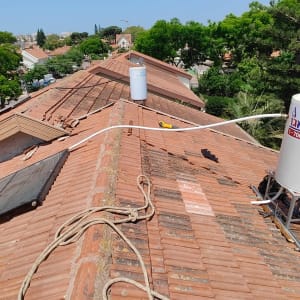 דוד שמש על גג רעפים עם קולטים וצינורות