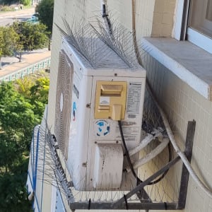 יחידת מזגן חיצונית עם דוקרנים למניעת יונים