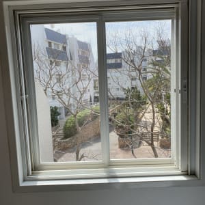 חלון אלומיניום עם מסגרת לבנה