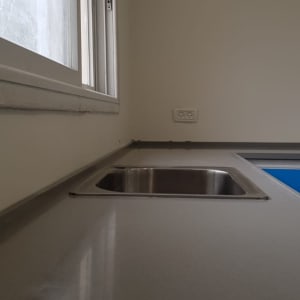 שיש אפור עם כיור נירוסטה במטבח