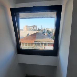 חלון אלומיניום עם מסגרת שחורה