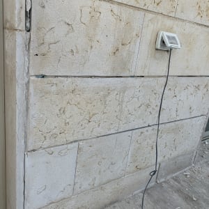 קיר אבן עם סדקים ותיקוני איטום