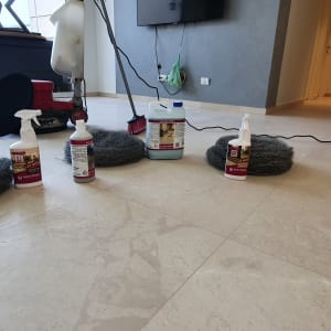 מוצרים לניקוי רצפות, כולל מברשת ומכונת פוליש