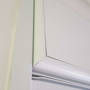 מסגרת אלומיניום של חלון עם זווית חיבור