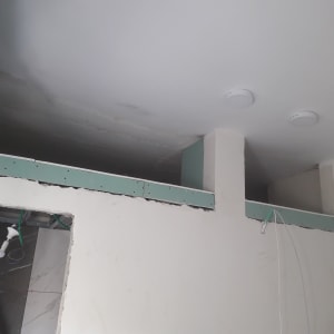 קיר גבס עם חיבורים ותעלות חשמל