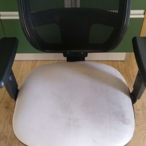 כיסא משרדי עם ריפוד מושב בהיר