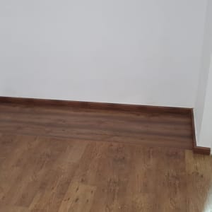 רצפת פרקט חומה עם פאנלים לבנים