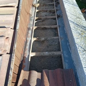 גג עם רעפים פתוחים וחלקי עץ חשופים