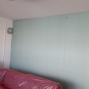 קיר גבס מותקן עם מסגרת מתכת חשופה