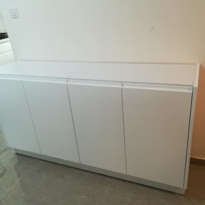 ארון לבן עם דלתות סגורות במטבח מודרני