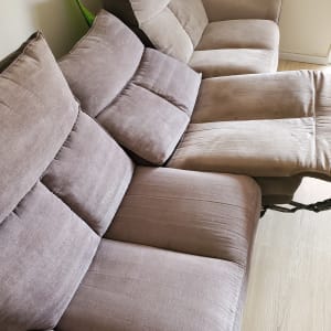 ספות אפורות עם כריות על רצפת עץ