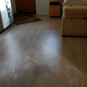 רצפת פרקט עץ בהירה בחדר שינה