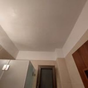 תקרה צבועה בלבן עם קירות בצבע בז