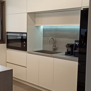 מטבח מודרני עם כיור, תנור ומכונת קפה