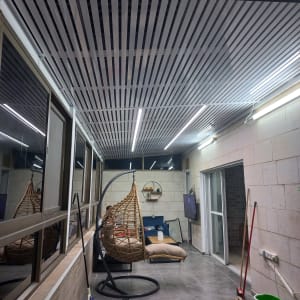 תקרת פרגולה מאלומיניום עם תאורה מובנית