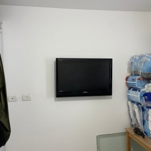 דלת זכוכית מונחת על הרצפה ליד שולחן