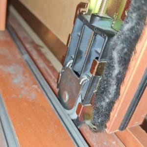 מסילה לדלת הזזה עם גלגלים ומסגרת עץ